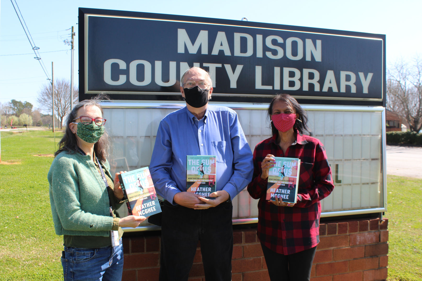 Democratic committee donates books to library